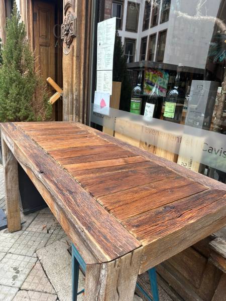 Table d’un restaurateur après notre intervention de décapage et ponçage