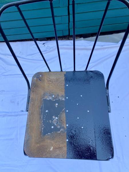 Photo d’une chaise avant et après l’entretien de CB Services