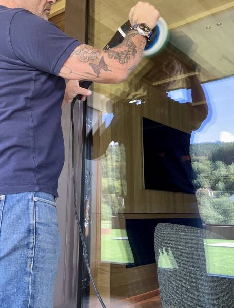Traitement des micro-rayures sur les vitres des chambres d’hôtel