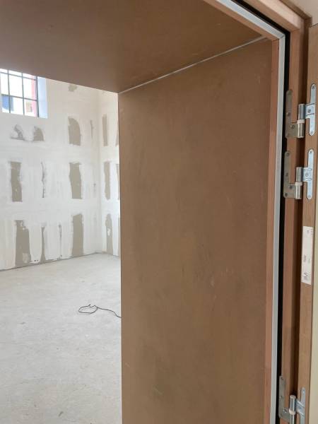 Nettoyage de moisissures sur des portes en bois à Schiltigheim.