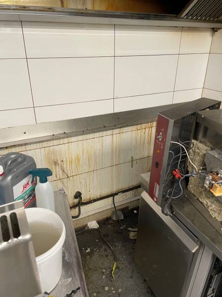 Nettoyage d'une cuisine de restaurant à Strasbourg.