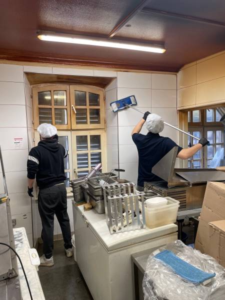 Nettoyage d'une cuisine de restaurant à Strasbourg.