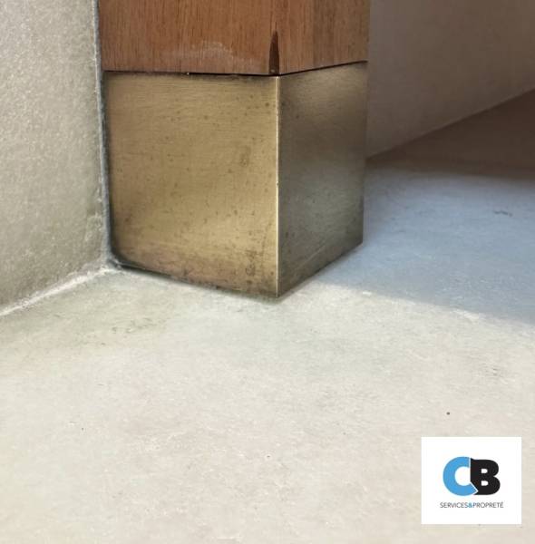 Pied de meuble de salle de bain en laiton