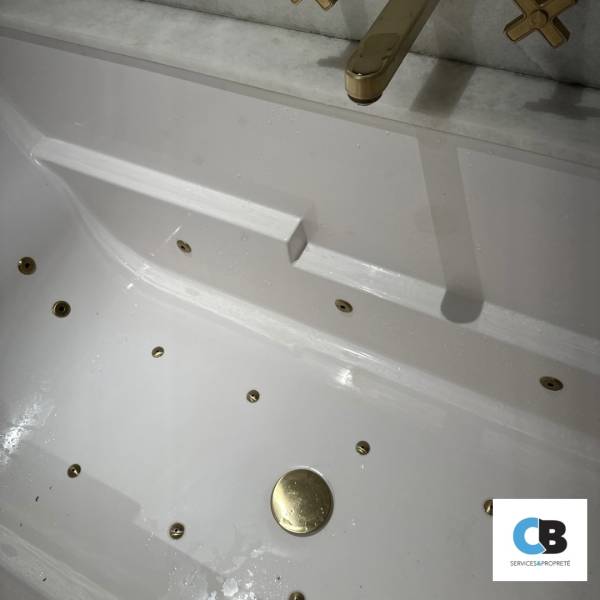 Baignoire balnéothérapie avec éléments en laiton