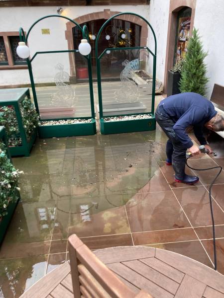 Passage haute pression, karcher, sur terrasse d'un restaurant Strasbourgeois, hyper centre