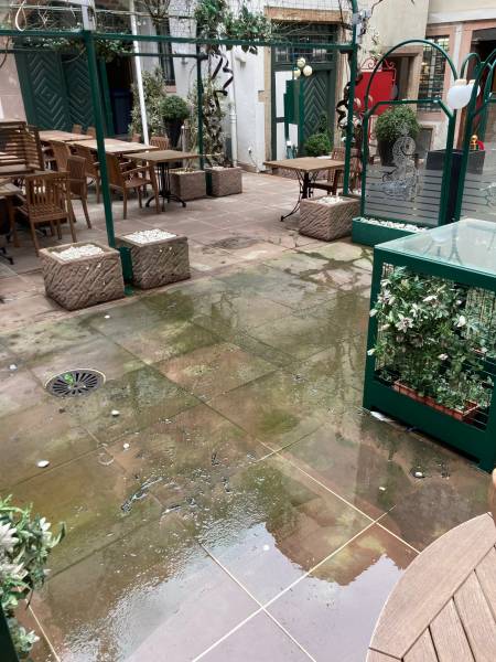 Passage haute pression, karcher, sur terrasse d'un restaurant Strasbourgeois, hyper centre