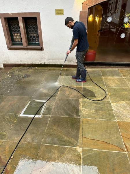 Passage haute pression, karcher, sur terrasse d'un restaurant Strasbourgeois, hyper centre