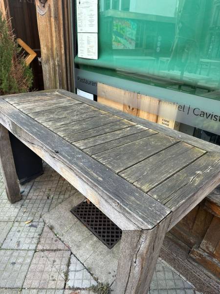 Table d’un restaurateur avant notre intervention de décapage et ponçage