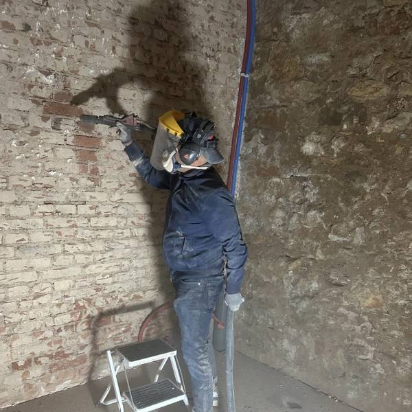 Aménagement d’une cave à Colmar : sablage et mise en valeur des pierres en grès des Vosges