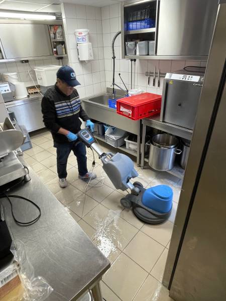 Nettoyage complet de cuisine de restaurant à Hindisheim.