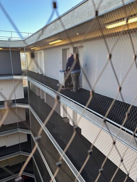 Entretien sur sol enrobé à Mulhouse dans les parties communes d'une résidence étudiante.